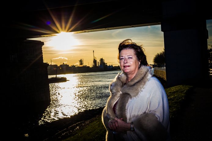 De Sliedrechtse wethouder Hanny Visser met Chemours op de achtergrond.