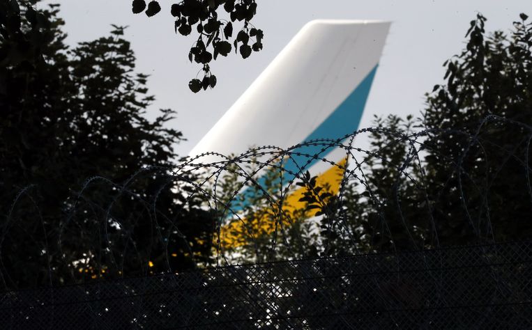 Het vliegtuig met Oekraïense gevangenen die aan Rusland worden overgedragen, waar Tsemach deel van uitmaakt. Beeld EPA