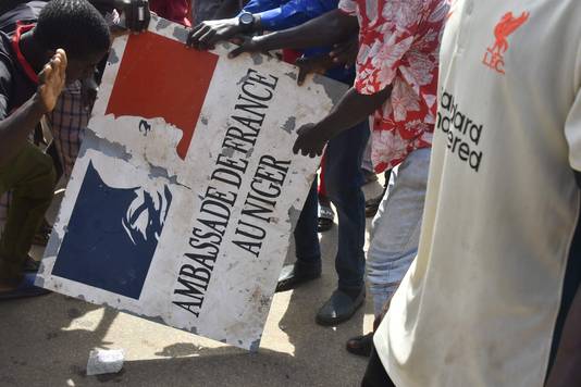 Manifestation devant l'ambassade de France à Niamey