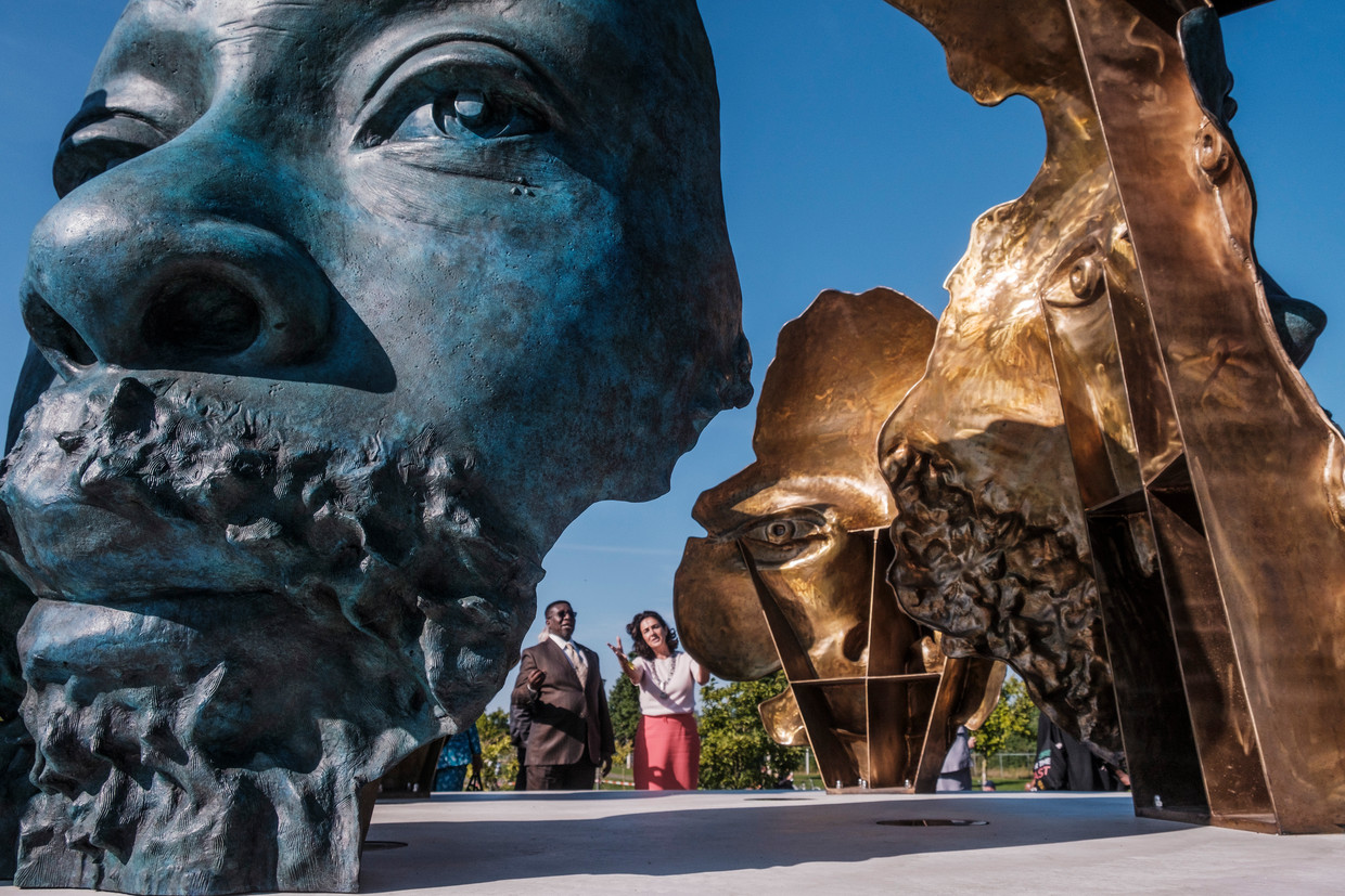Het monument voor Nelson Mandela in het gelijknamige park in Amsterdam. Het monument met afbeeldingen van bewoners van de buurt Zuidoost is ontworpen en gemaakt door de Zuid-Afrikaanse beeldend kunstenaar Mohau Modisakeng. Beeld Patrick Post