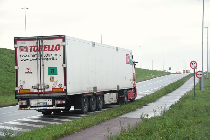 Het ongeval gebeurde op het kruispunt van de Gentseweg met de Expresweg in Sint-Eloois-Vijve.