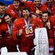 Russische ijshockeyers en fans zingen hard hun eigen volkslied na gouden winst