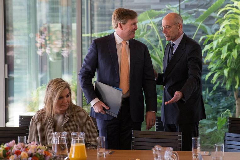 Koningin Máxima, koning Willem-Alexander ontbijten bij de Nederlandse ambassadeur in China Ed Kronenburg tijdens hun werkbezoek aan China.   Beeld EPA