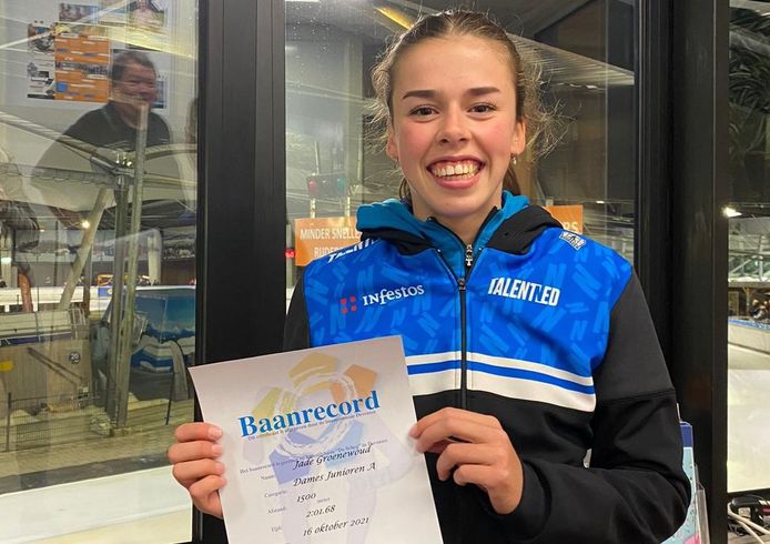 Schaatsster Jade Groenewoud uit Hengelo na afloop van de IJsselcup in Deventer, waar ze een nieuw baanrecord voor junioren A reed op de 1500 meter.