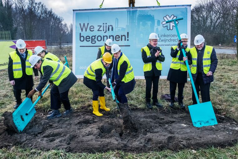 In februari 2018 werd het officiële startschot gegeven voor de aanleg van de Oosterweelverbinding. In aanwezigheid van Vlaams minister van Openbare Werken Ben Weyts (N-VA) verzamelden de tenoren zich op Linkeroever om de symbolische eerste schop in de grond te steken. Beeld Tim Dirven
