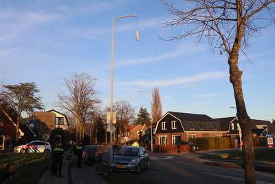 Auto botst tegen lantaarnpaal in Ederveen: automobiliste komt met de schrik vrij