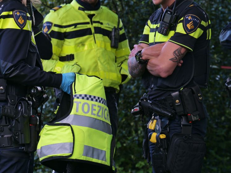 Vrouw steekt boa met mes in park in Breda: politie lost waarschuwingsschot