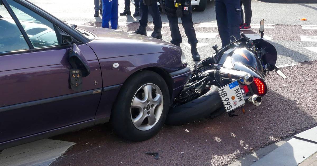 Motorrijder gewond door aanrijding in centrum Enschede.