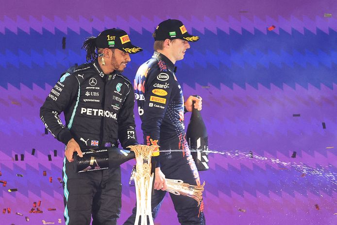 Lewis Hamilton (l) samen met Max Verstappen op het podium na de race van afgelopen weekeinde in Saoedi-Arabië.