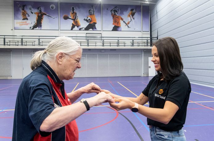 Om alvast wat beter te leren bewegen doet Ineke Muyser wekelijks oefeningen, begeleid door Caroline Neves Fonseca.