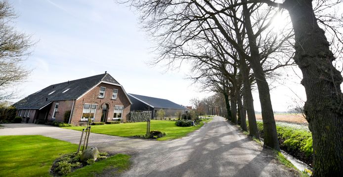 Slotsweg 10 is de plek waar vroeger Het Slot stond, met onder andere een kerkschuur. Van buiten een schuur, van binnen een rk-kerk.