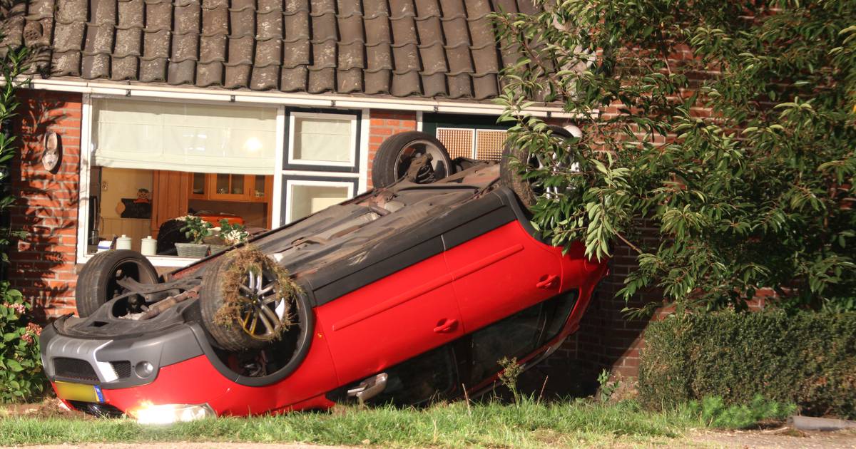 Auto slaat over de kop en crasht tegen woonhuis in Marle: ‘Daar heb je er weer een’