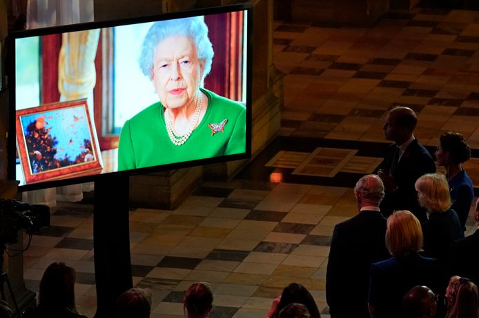 De regeringsleiders luisteren naar de videoboodschap van de Queen.