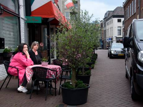 Snelheidsduivels teisteren de Lange Breestraat: ‘Gekkenhuis, het lijkt soms wel de A16 hier’