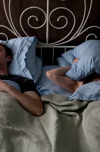 “Snurken kan je zien als een zwaar onderschatte medische alarmkreet”: wanneer is snurken gevaarlijk en wat kan jij (of je partner) eraan doen?
