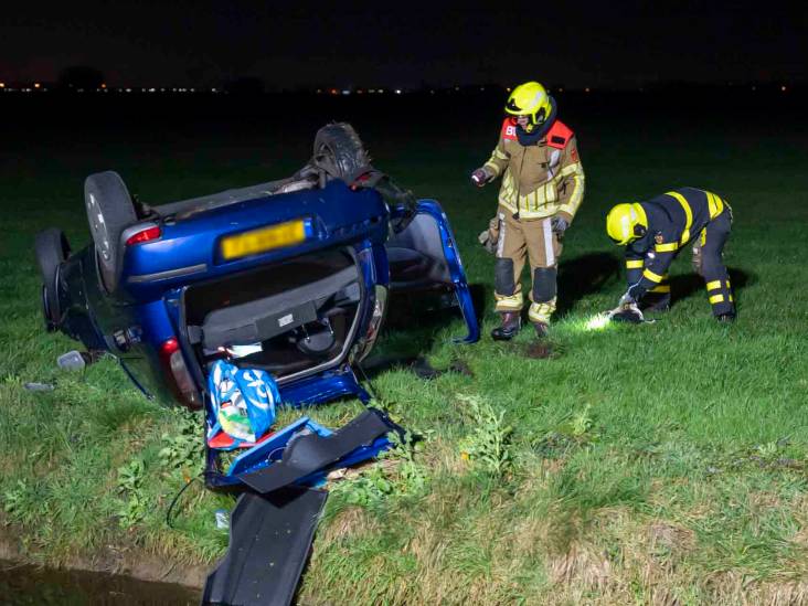 Vrouw ontwijkt dier en belandt met auto op zijn kop in Raamsdonk