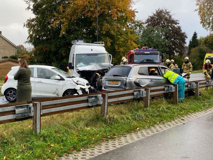 Vier auto's botsten op elkaar bij de Randweg in Uden.