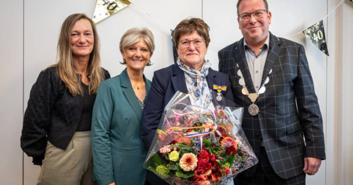 Vrijwilligster Adri van den Berg-Hoek uit Ouddorp bekroond met koninklijke onderscheiding