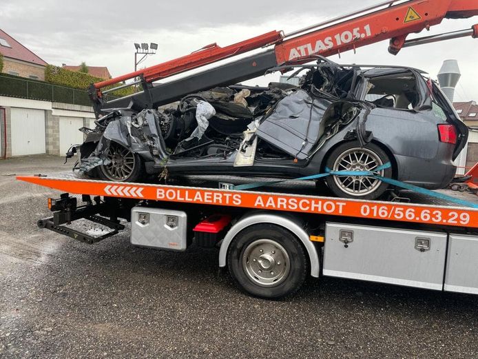 De jonge bestuurder is om onduidelijke reden tegen een geparkeerde oplegger gebotst.