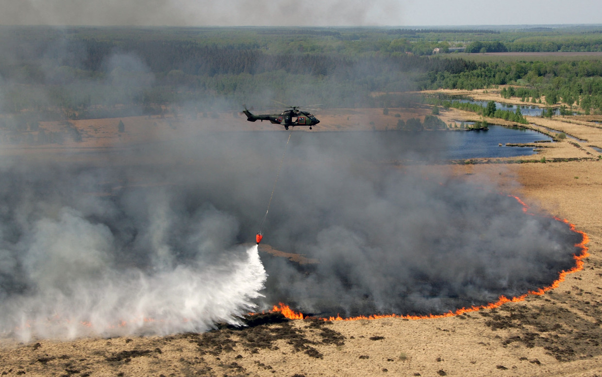 Een Cougar-transporthelikopter bestrijdt  een heidebrand in het natuurgebied Fochteloërveen bij het Drentse plaatsje Bovensmilde, 2011  Beeld ANP