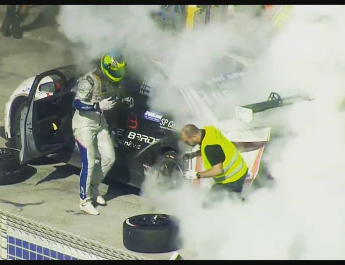 Bange momenten voor Tom Boonen, die de brandende Audi met deur open naar de pitstraat moest rijden vorig jaar in Dubai: "Zag bijna niets door de rook"