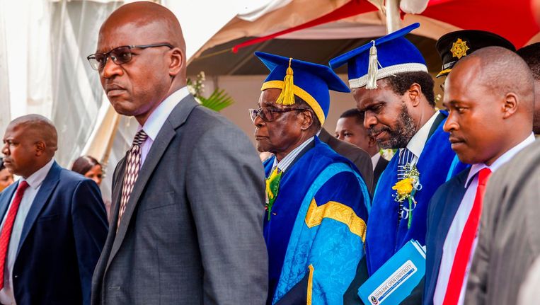 Robert Mugabe verscheen vrijdag ineens in het openbaar bij een diploma-uitreiking op de universiteit. Beeld anp
