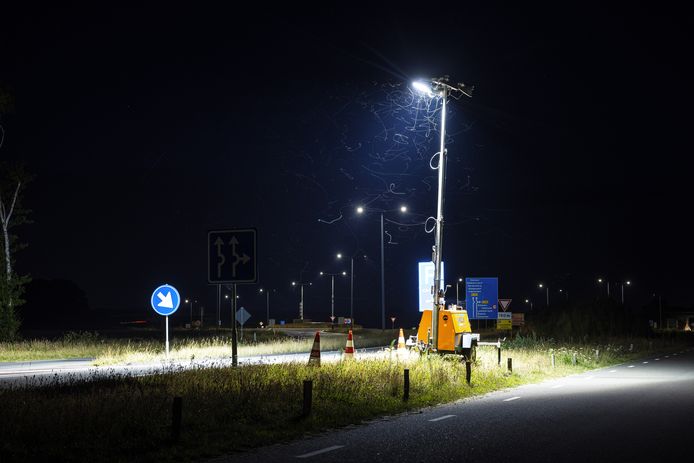 Naast de Varsenerdijk (N340) bij Varsen staat al weken in het donker een lichtmast te schijnen. Een op brandstof draaiend aggregaat zorgt voor stroom.