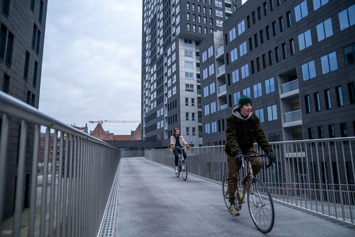 De nieuwe helling aan de Parkbrug die het Eilandje en Park Spoor Noord verbindt is eindelijk geopend.