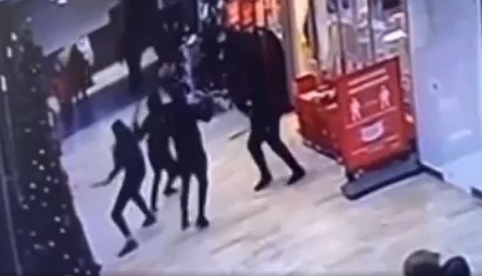 Vier jongeren gingen elkaar te midden van het winkelend publiek met grote messen te lijf in winkelcentrum De Hoven in Delft. Daarbij raakte de 17-jarige Delftenaar gewond.