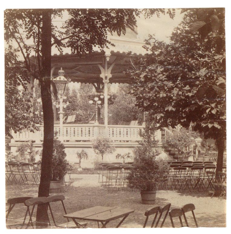 De tuin met de muziekkoepel, omstreeks 1895 Beeld Stadsarchief
