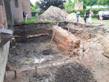 Opeens is daar die middeleeuwse muur, grote verrassing in Heusden