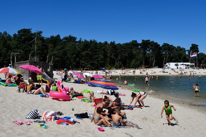 Het Henschotermeer tijdens een warme dag in 2018.
