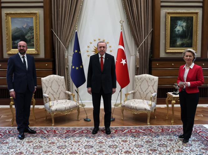 Stroom van kritiek na 'stoelincident' met Von der Leyen en Erdogan: “Een owngoal van Charles Michel”