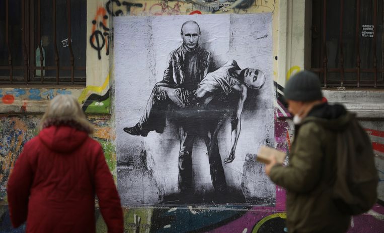 Poetin draagt zijn eigen dode lichaam op een kunstwerk van de Bulgaar Stanislav Belovski, Sofia, 31 maart 2022. Beeld AP