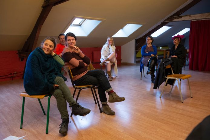 De acteurs van toneelstuk De Groene Muur houden een laatste repetitie in het Elcker-Ik centrum in Antwerpen.