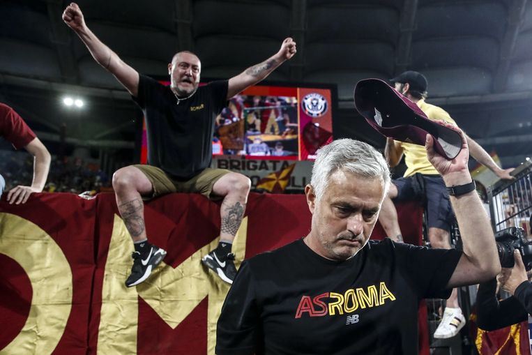 Vrijdagavond stelde AS Roma met een 0-3 zege bij Torino Europees voetbal voor komend seizoen veilig. Coach Jose Mourinho zocht na afloop de supporters op om hen te bedanken.  Beeld EPA