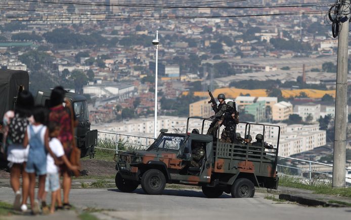 De georganiseerde criminaliteit blijft stijgen en de autoriteiten willen koste wat het kost grip krijgen op de vele drugsbendes en andere criminele organisaties die in de Braziliaanse favela’s de plak zwaaien.