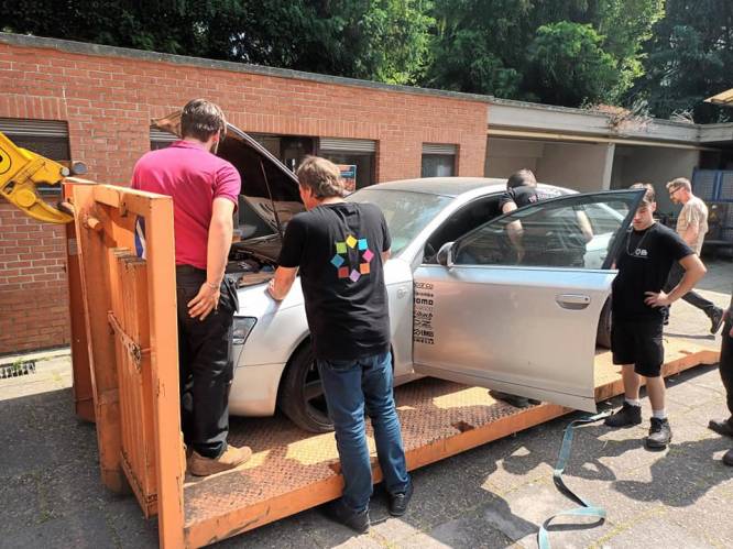 Stad schenkt in beslag genomen voertuig aan leerlingen van Oscar Romerocollege als oefenmateriaal 
