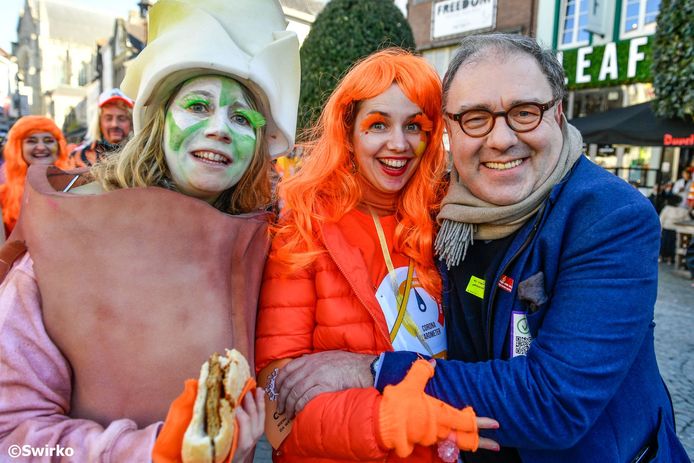 Aalst carnaval 2022: burgemeester D'Haese met enkele carnavalisten.