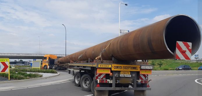 Een voertuig van liefst 36 meter moest stapje voor stapje keren op een rotonde in Waalwijk.