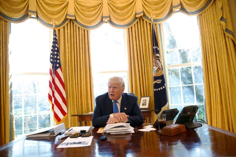 Donald Trump aan zijn bureau in the Oval Office. Beeld REUTERS