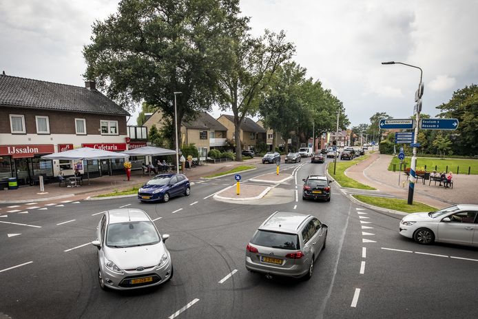Drukte in de avondspits op de Bisschopstraat in centrum Weerselo.