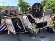 Door de klap belandde de politiewagen op zijn dak.