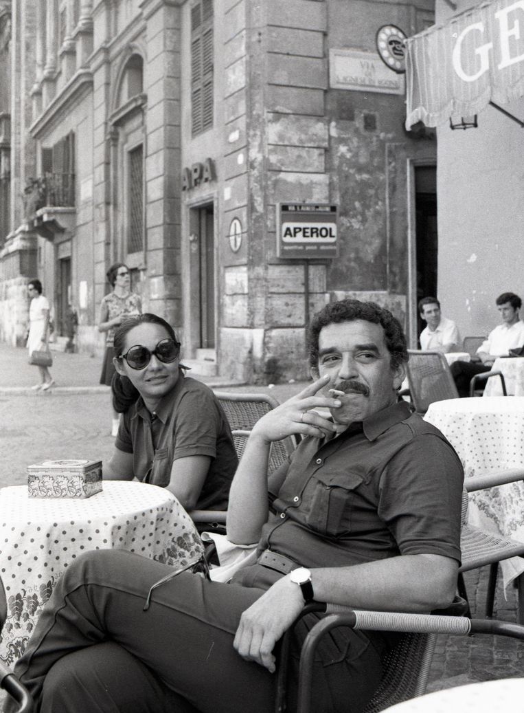 De Colombiaanse schrijver Gabriel García Márquez op een terras bij Piazza Navona, in Rome. Beeld Getty Images