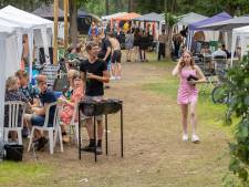 ‘Gillende meiden, alsof ze vermoord worden!’ Buren zijn overlast drukke jongerencamping in Ommen zat