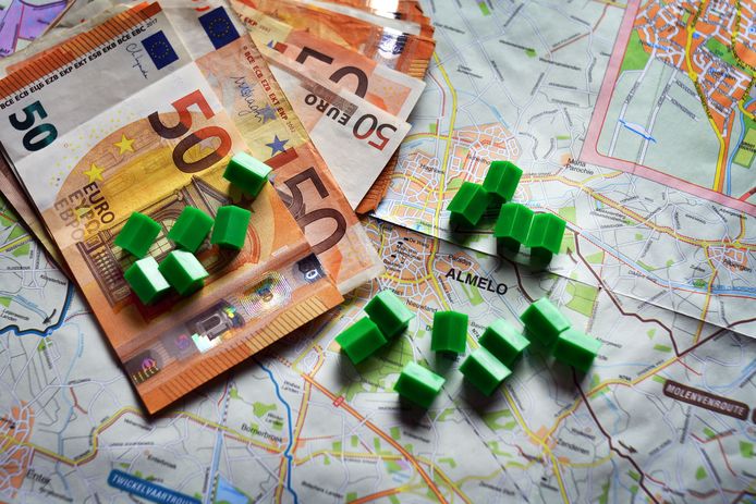 De huizenprijzen zitten in de lift en flink ook. Dat merken niet alleen woningzoekers, maar ook huizenbezitters die hun nieuwe WOZ-bepaling op de deurmat kregen.