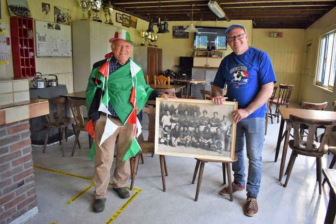 Giuseppe en Calogero Campanella in de kantine van GSI, een plek waar Zelzaatse voetbalgeschiedenis werd geschreven.