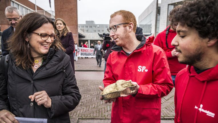 Eurocommissaris Cecilia Malmström kwam vandaag aan bij de Stopera. Demonstraten wilden haar een chemische kip aanbieden, maar die weigerde ze Beeld Rink Hof