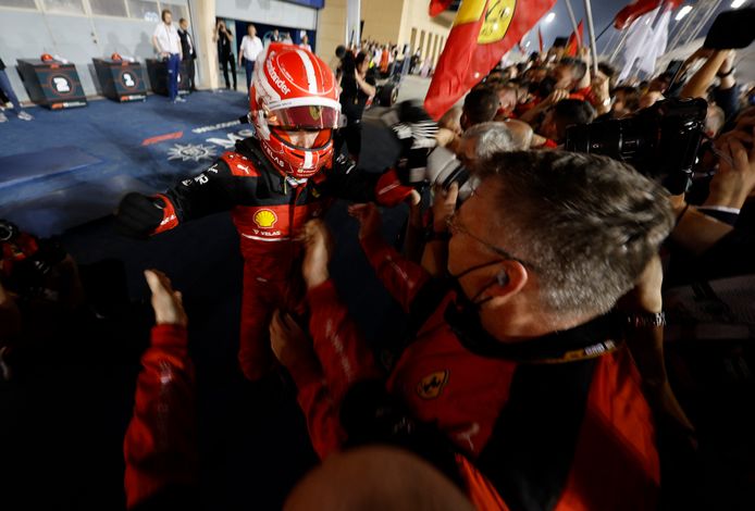 Charles Leclerc en Ferrari vieren feest.