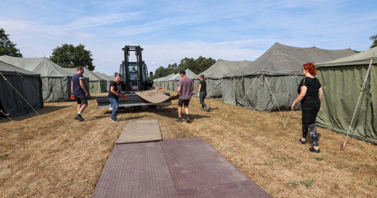 Enorm tentenkamp in opbouw in Eindhoven, slaapplek voor zo’n 2500 studenten tijdens introductie